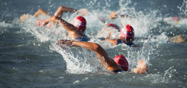 Teilnehmer Schwimmen Beginn Des Triathlons Ins Offene Wasser — Stockfoto