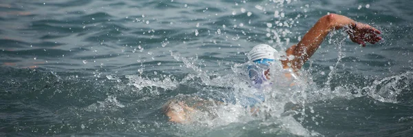Yüzme Triatloncusu Serbest Yüzüyor Okyanusta Sürünüyor Panorama Afişi Asıyor — Stok fotoğraf
