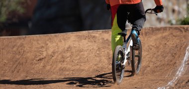 BMX sürücüsü off-road pistinde çocuk sınıfında yarışıyor
