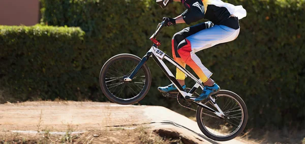 Bmx Coureur Concourant Dans Classe Enfant Sur Circuit Hors Route — Photo