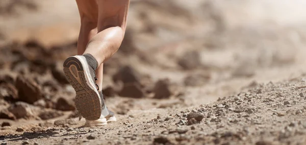 Γυναίκα Διασχίζουν Χώρα Τρέχει Στα Βουνά Την Ηλιόλουστη Μέρα Του — Φωτογραφία Αρχείου