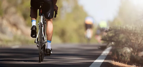 自転車競技サイクリスト選手は 歯車や足の詳細でレースに乗る — ストック写真