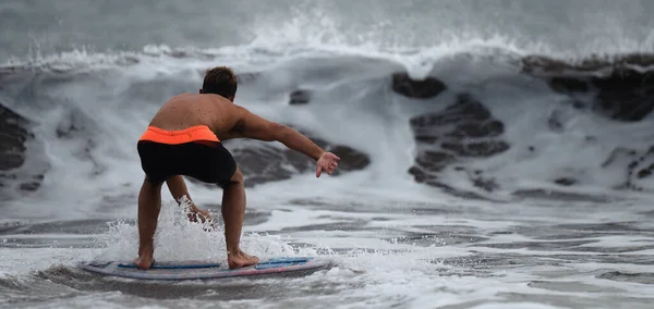Veduta Surfista Nella Sua Tavola Skimboarding Acque Poco Profonde — Foto Stock