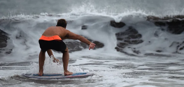 Nézet Egy Szörfös Szörfözés Fedélzeten Vagy Skimboard Sekély Vízben — Stock Fotó