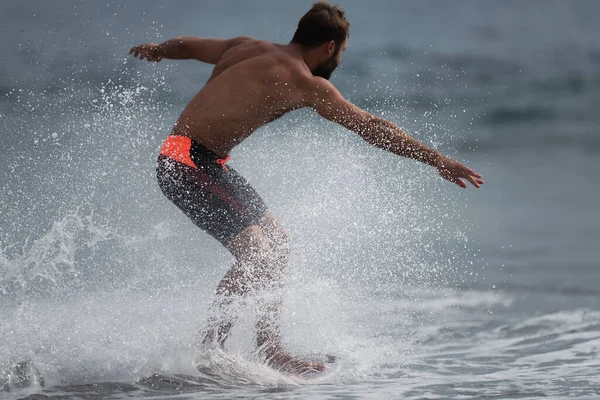 Pohled Surfaře Při Surfování Prkně Nebo Skimboarding Mělké Vodě — Stock fotografie