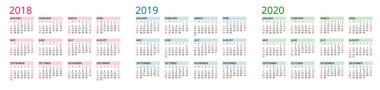 2018, 2019 ve 2020 için basit takvim şablonu. Hafta Pazar başlar. Düz stil renk vektör çizim. Yıllık takvim şablonu. Dikey yönlendirmeli. 12 ay kümesi.
