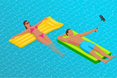 Şişme halka ve yatak. Büyük yüzme havuzunda hava şiltesinde genç adam nad kadın. Yaz tatili cennet. Güneşin tadını çıkarıyorum. Tatil konsepti. Yukarıdan yüksek görünüm.