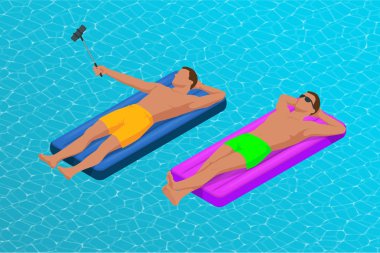 Şişme halka ve yatak. Büyük yüzme havuzunda havalı şiltede genç adamlar. Yaz tatili cennet. Güneşin tadını çıkarıyorum. Tatil konsepti. Yukarıdan yüksek görünüm.
