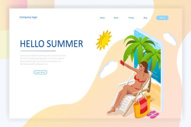 Yaz tabelası. Yaz lüks tatili. Mayolu Itric güzel bir kız plaj sandalyesinde oturur ve arka planda selfie çeker.