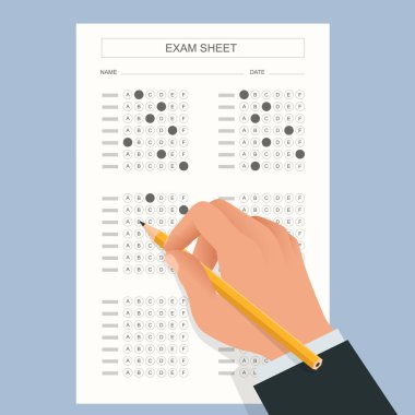 Öğrenci sınav sınav cevap kağıdını bir kalemle dolduruyor. Okul ve Eğitim. Cevaplı test skoru sayfası