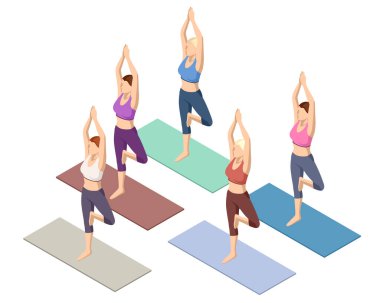 Yoga antrenmanı yapan Itric sportif genç bir kadın. Beden eğitimi hocası bilgisayardaki bir video üzerinden yoga dersleri alıyor. Sağlıklı yaşam konsepti.