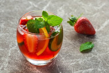 Geleneksel Pimms kokteyli limonata, çilek, salatalık, portakal ve nane.