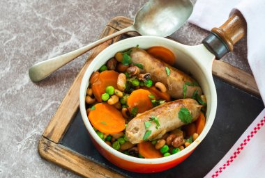 Havuç ve yeşil bezelye - üstten görünüm ile sosis ve fasulye güveç