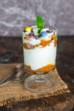 Beyaz çikolatalı dondurma ve çikolata yumurta ve taze nane ile süslenmiş karamelli tatlı