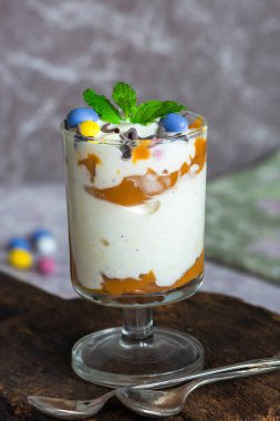 Beyaz çikolatalı dondurma ve çikolata yumurta ve taze nane ile süslenmiş karamelli tatlı