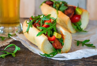 Chorizo kızartma kırmızı biber, roket marul ve avokado ile rulo