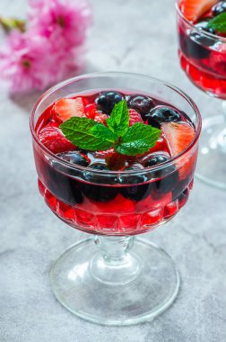 Meyve jöle yaz meyveleri taze nane ile süslenmiş ile