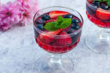 Meyve jöle yaz meyveleri taze nane ile süslenmiş ile