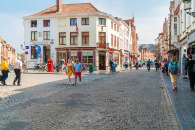 Bruges, Belçika - 22 Nisan 2018: Toursts Bruges, West Flanders, kanallar, Arnavut kaldırımlı sokakları ve ortaçağ binaları Kuzeybatı Belçika'nın başkenti iyi tatiller