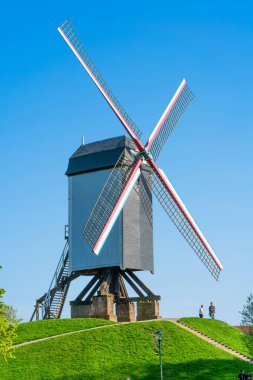 Bruges, Belçika - 22 Nisan 2018: Bruges yel değirmenleri bir yol eski şehir sınır kenarında oturmak. Bazı halka açık ve ziyaretçiler için popüler bir cazibe