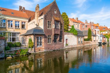 Görünümü bir kanal ve eski tarihi binaların Bruges, Belçika