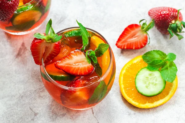 Coquetel Tradicional Pimms Com Limonada Morangos Pepino Laranja Hortelã — Fotografia de Stock