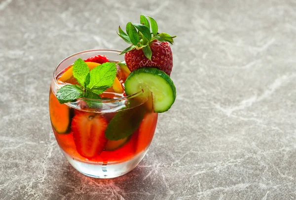 Traditioneller Pimms Cocktail Mit Limonade Erdbeeren Gurken Orange Und Minze — Stockfoto