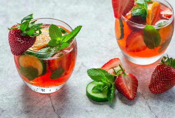 Traditioneller Pimms Cocktail Mit Limonade Erdbeeren Gurken Orange Und Minze — Stockfoto