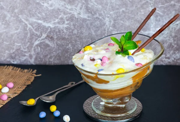 Helado Chocolate Blanco Postre Caramelo Adornado Con Huevos Chocolate Menta —  Fotos de Stock