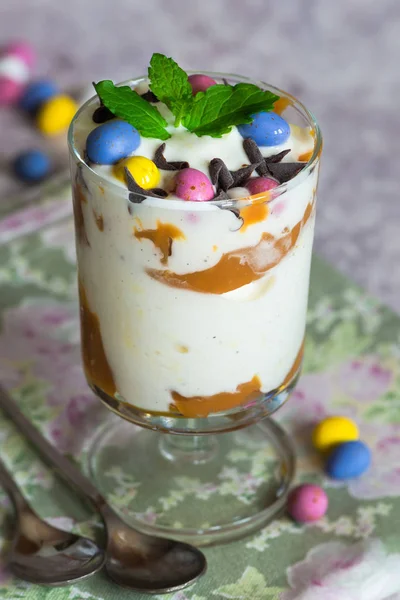 Белое Шоколадное Мороженое Карамельный Десерт Украшенные Шоколадными Яйцами Свежей Мятой — стоковое фото