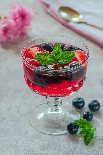 Gelée Fruits Aux Baies Été Garnie Menthe Fraîche — Photo