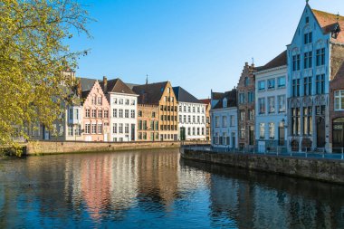 Görünümü bir kanal ve eski tarihi binaların Bruges, Belçika