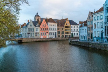 Görünümü bir kanal ve eski tarihi binaların Bruges, Belçika
