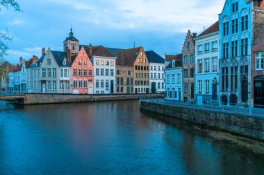 Görünümü bir kanal ve eski tarihi binaların Bruges, Belçika
