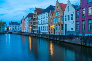 Bir kanal ve alacakaranlıkta Bruges, Belçika eski tarihi binaların görünümü