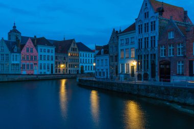 Bir kanal ve alacakaranlıkta Bruges, Belçika eski tarihi binaların görünümü