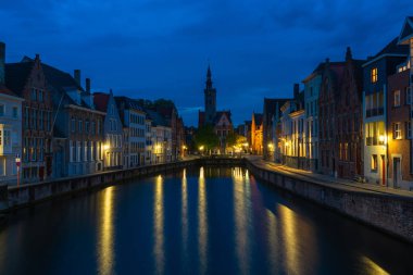 Bir kanal ve alacakaranlıkta Bruges, Belçika eski tarihi binaların görünümü