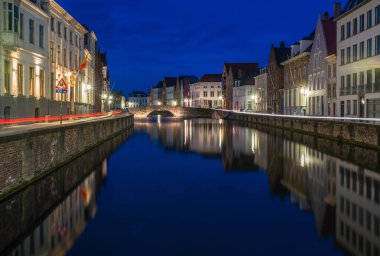 Bir kanal ve alacakaranlıkta Bruges, Belçika eski tarihi binaların görünümü