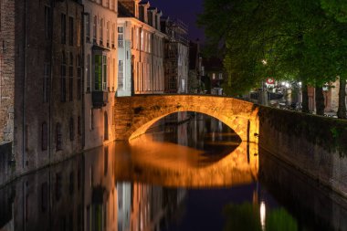 Bir kanal ve gece, Bruges, Belçika eski tarihi binaların görünümü