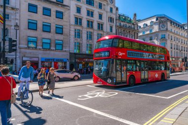 Londra 05 Mayıs 2018: İkonik kırmızı çift katlı otobüs Trafalgar Square, Londra Westminster şehir kamu kare içinde. Sermaye gelen turist ile popüler bir alandır.