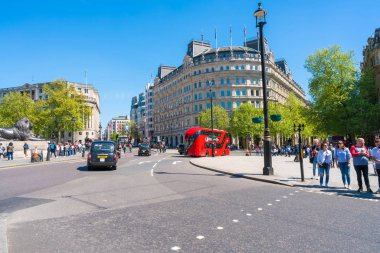 Londra 05 Mayıs 2018: Sokak görünümü Trafalgar Meydanı - City Westminster Merkezi Londra'da genel bir meydanda. Sermaye gelen turist ile popüler bir alandır.