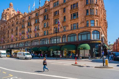 Londra 05 Mayıs 2018: Şimdi Katar Devleti tarafından sahibi olduğu Harrods, Knightsbridge ve olmalı-ziyaret cazibe Brompton Road Londra gelen turist için bulunan bir lüks mağaza olduğunu.