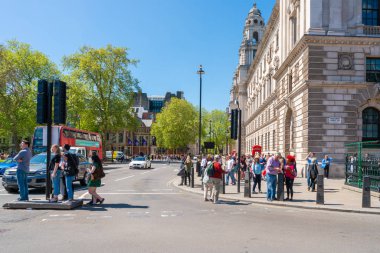 Londra 05 Mayıs 2018: Büyük George Street ve parlamento parlamento Meydanı ve parlamentonun önde gelen Street, Londra, Whitehall Güney uzantısı köşesinde yoğun trafik