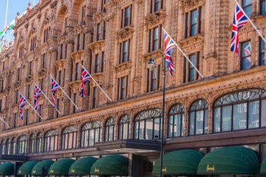 Londra 05 Mayıs 2018: Şimdi Katar Devleti tarafından sahibi olduğu Harrods, Knightsbridge ve olmalı-ziyaret cazibe Brompton Road Londra gelen turist için bulunan bir lüks mağaza olduğunu.