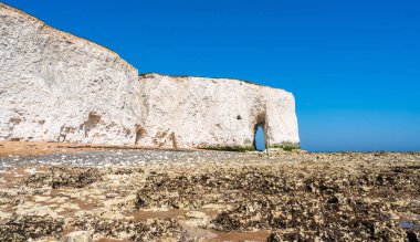 Panoramik beyaz tebeşir kayalıklarla ve plaj Kingsgate Bay, Margate, Doğu Kent, İngiltere