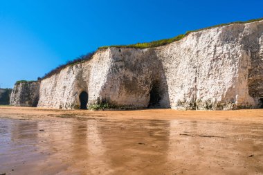 Beyaz tebeşir kayalıklarla ve plaj Kingsgate Bay, Margate, Doğu Kent, İngiltere