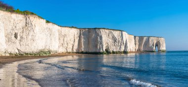 Panoramik beyaz tebeşir kayalıklarla ve plaj Kingsgate Bay, Margate, Doğu Kent, İngiltere