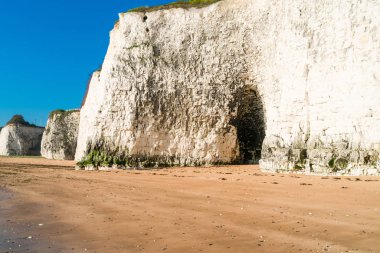 Beyaz tebeşir kayalıklarla ve plaj Kingsgate Bay, Margate, Doğu Kent, İngiltere