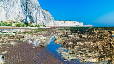 Panoramik deniz gelgit, plaj ve beyaz tebeşir kayalıklarla Kingsgate Bay, Margate, Doğu Kent, İngiltere