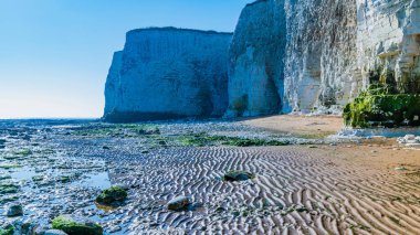 Panoramik deniz gelgit, plaj ve beyaz tebeşir kayalıklarla Kingsgate Bay, Margate, Doğu Kent, İngiltere